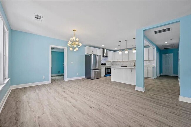 Foto del edificio - Move In by 5/1 & Save $500 OFF MAY Rent — Fully Renovated Gem!!!