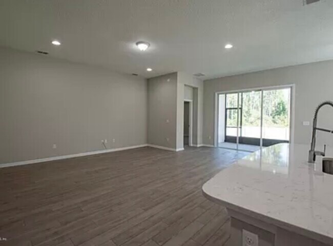 Foto del edificio - 15823 Whitebark Dr