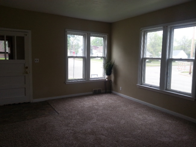 Building Photo - 458 3rd St NE