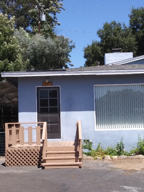 Primary Photo - 237 E Oak View Ave