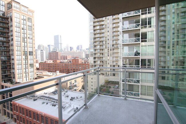 Building Photo - 559 W Huron St