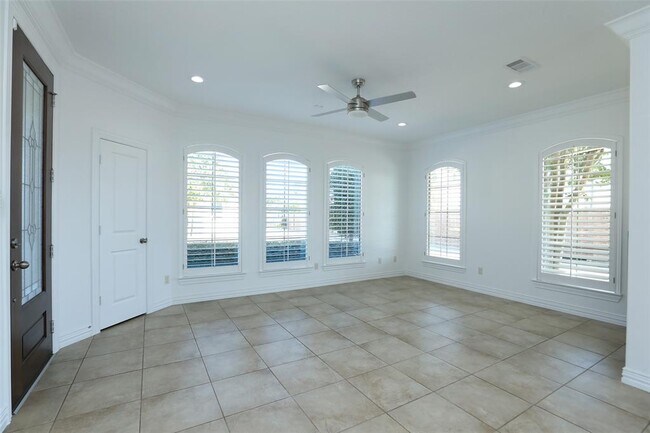 Foto del edificio - 2066 Palm Forest Ln