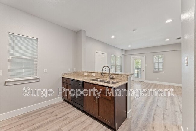 Foto del edificio - 13609 Pinnacle Cir W