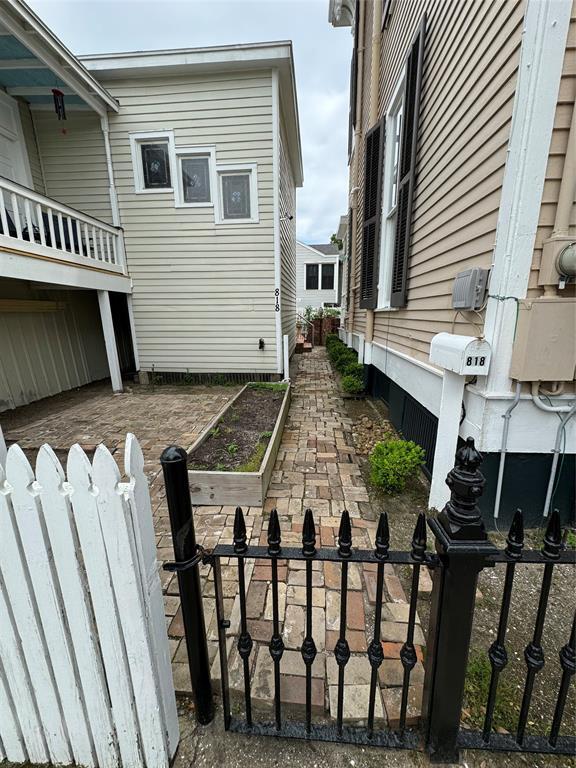 Building Photo - 818 13th St