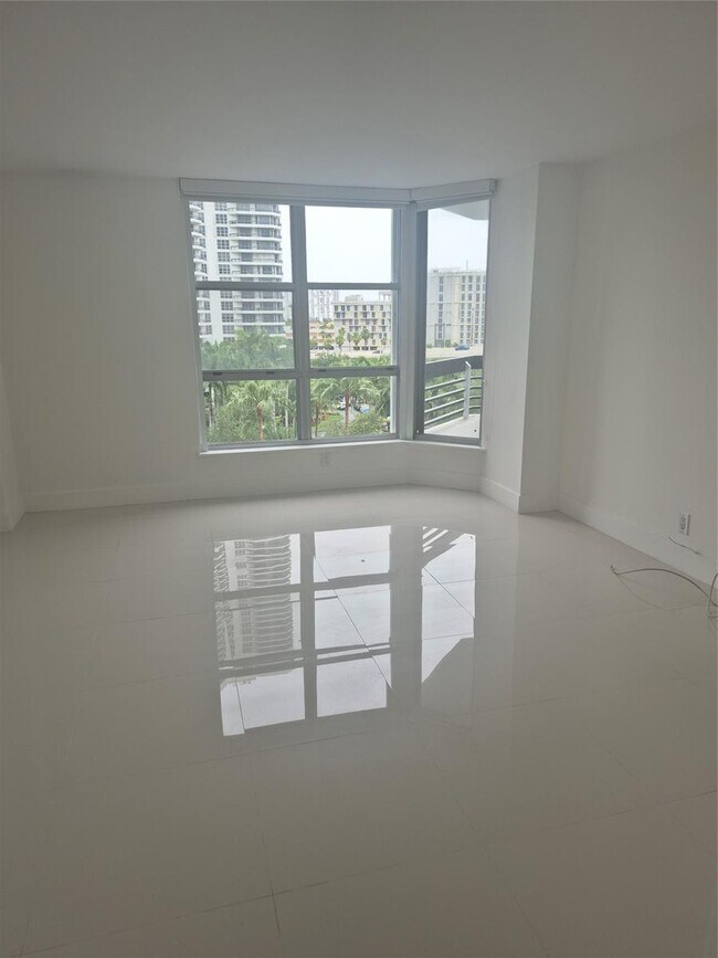 Building Photo - 3600 Mystic Pointe Dr