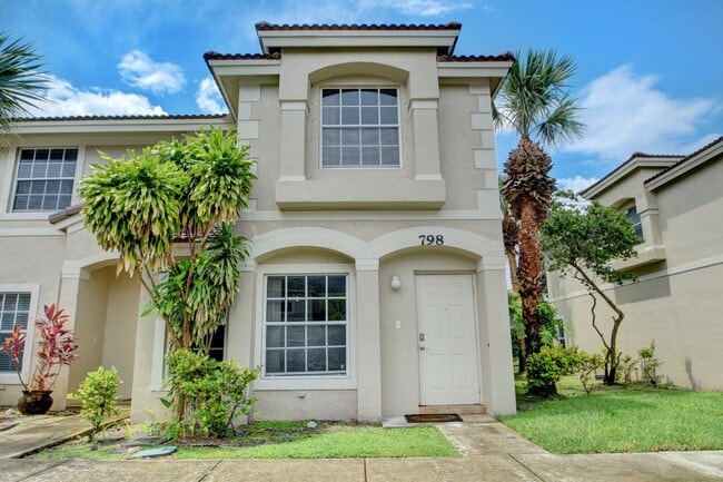 Building Photo - 798 Summit Lake Dr