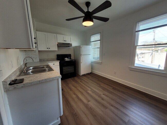 Foto del edificio - 565 W Market St