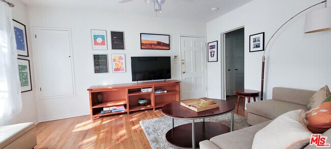 Foto del edificio - 7925 Norton Ave