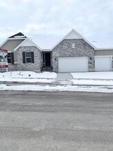 Building Photo - 5667 Parkview Dr