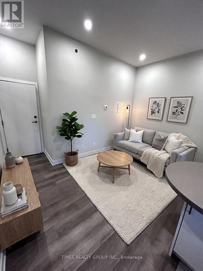 Building Photo - 728 Queen St E