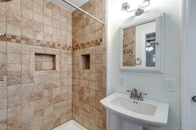 Foto del edificio - Three Bedroom Two Bathroom House For Rent