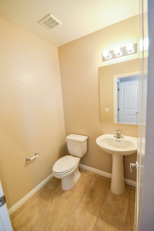 Building Photo - "Spacious 4-Bedroom Retreat with 2.5 Baths in Vibrant Las Vegas Locale!"