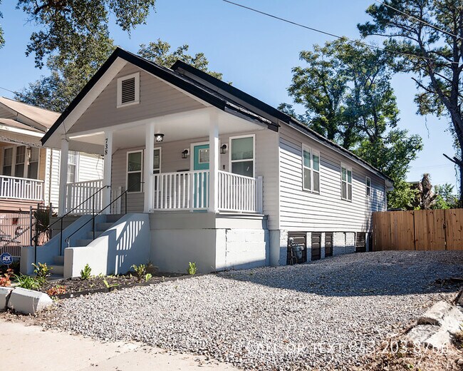 Building Photo - Traditional Home in Rutledge Green!