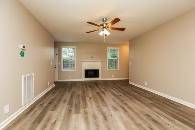 Foto del edificio - 5921 Belle Oaks Pl