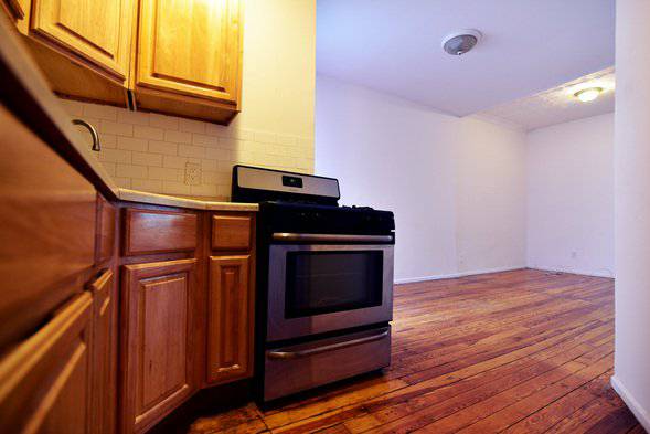 Primary Photo - 189 Meserole Ave