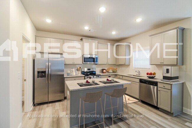 Building Photo - 447 Holiday Blf Ln