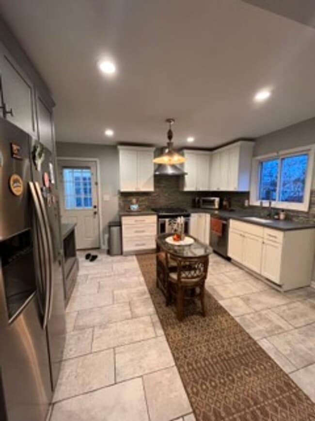 Building Photo - Fresh 3 Bed 2 Bath For Rent!