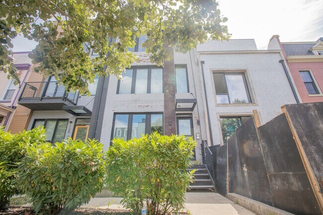 Building Photo - Lovely 3 BR/3.5 BA Townhome in Trinidad!