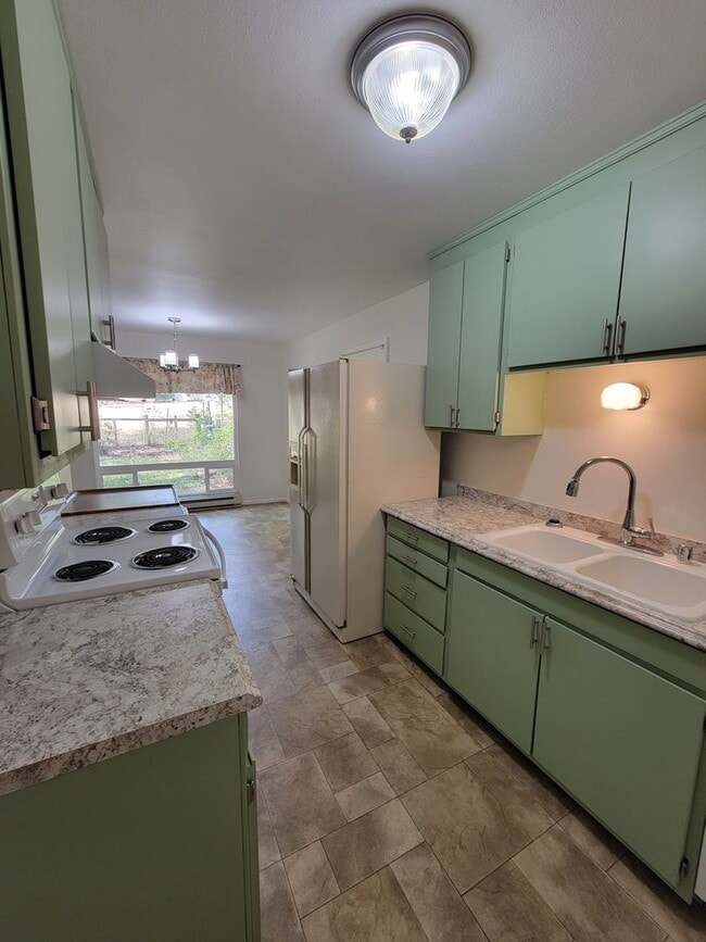 Building Photo - Nestled Under the Trees!  Nice Home Near W...