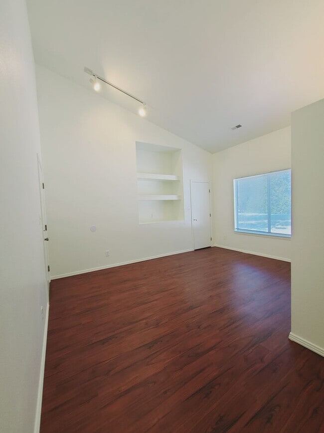 Building Photo - 606 W Hays St