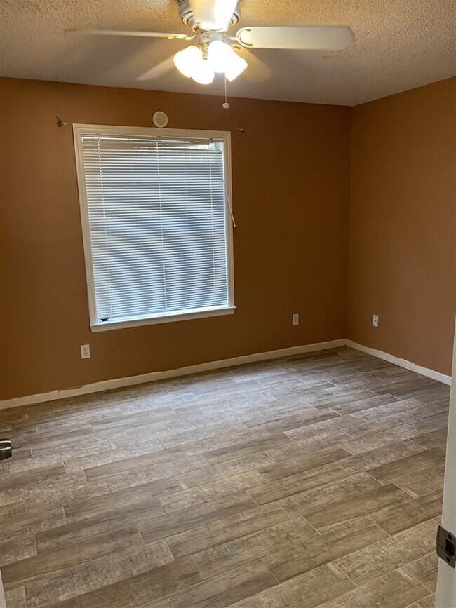 Building Photo - 2425 Emerald Ridge Loop