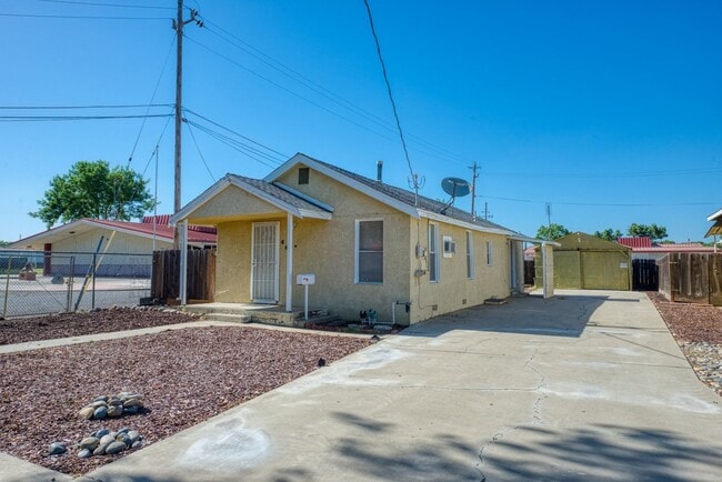 Building Photo - quaint 2 bedroom home close to school