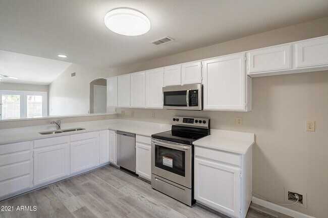 Building Photo - 650 S Cheri Lynn Dr