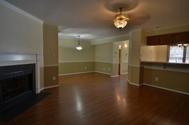 Building Photo - Coming Soon! 2BR 2.5 BA Townhome in Yorktown!