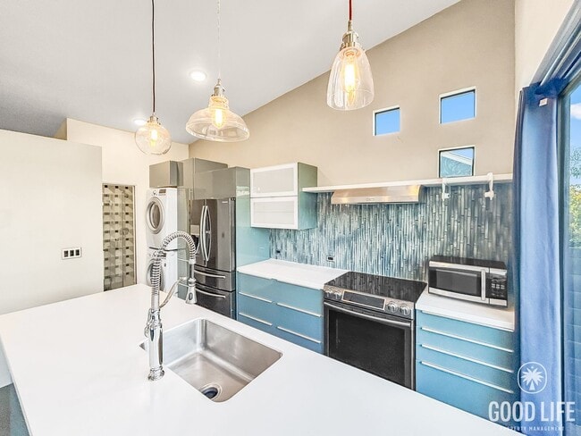 Foto del edificio - Stunning 2B/1BA Upgraded House w/ High Ceilings, Yard, W/D & A/C in South Park!