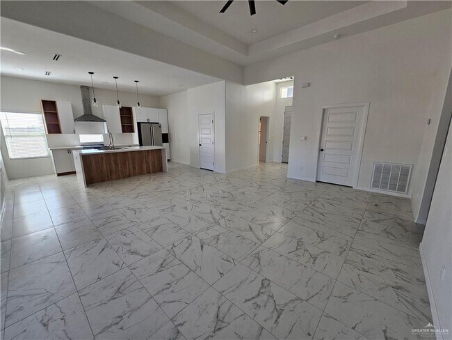 Foto del edificio - 8 N Revolution St