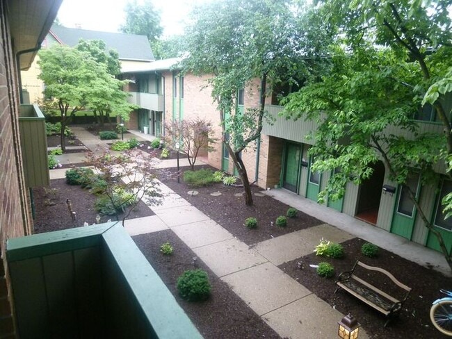 Foto del edificio - 1 Bedroom Court Yard Level Apartment