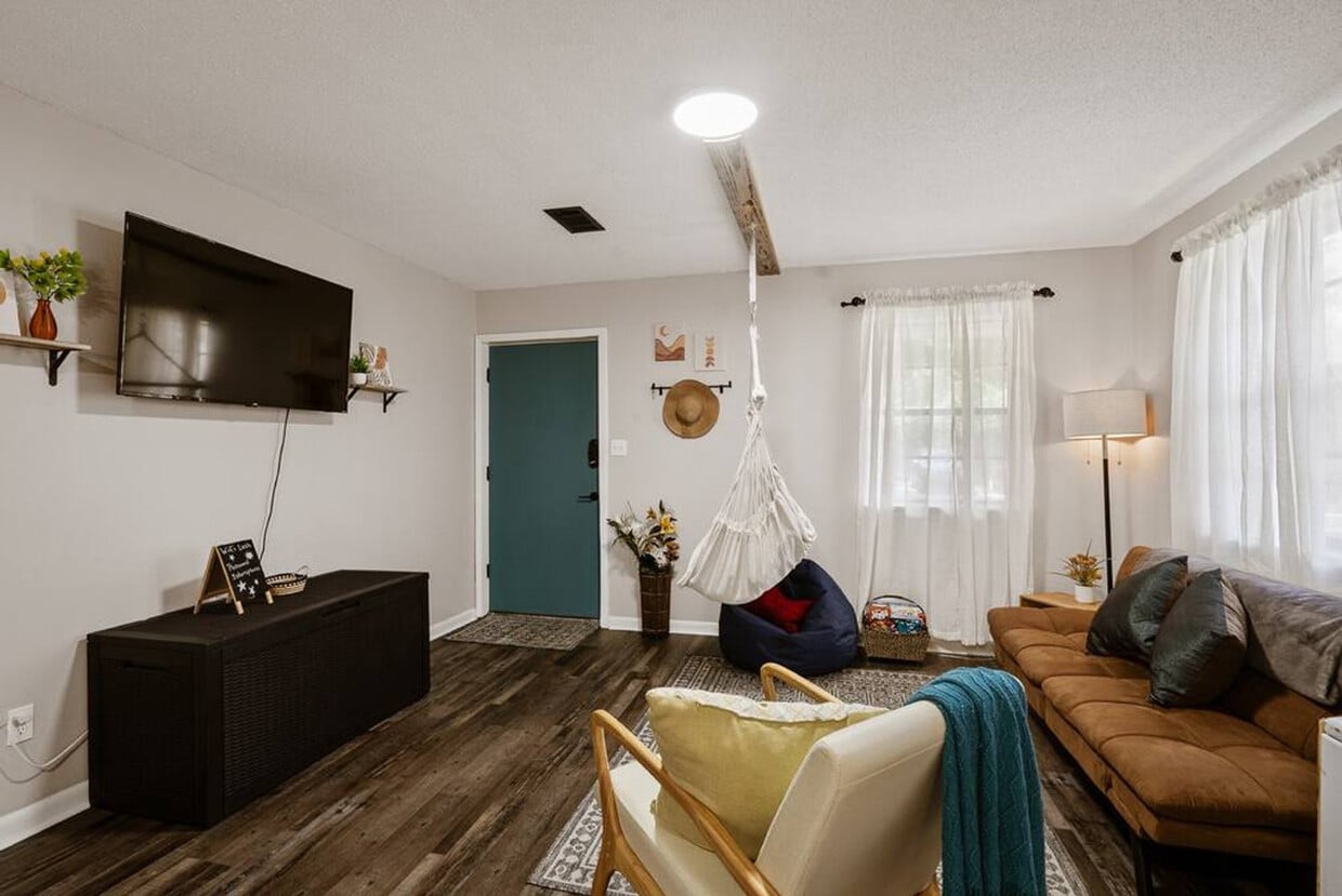 Primary Photo - 2001 N 61st Ave