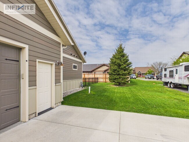 Foto del edificio - 4 Bedroom Home with Spacious Yard