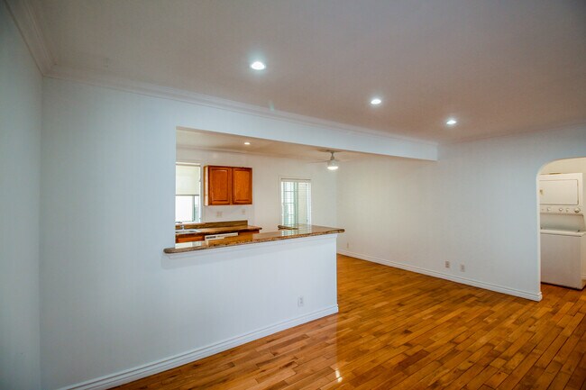 Foto del edificio - 1419 N Hayworth Ave