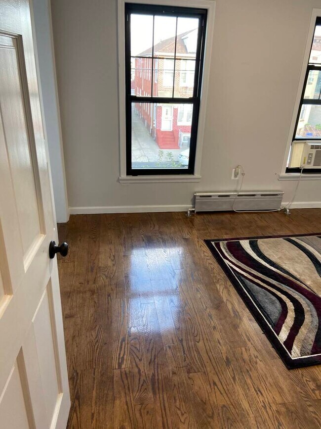 Building Photo - 622 E 39th St