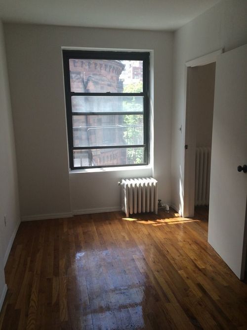 Building Photo - 216 E 17th St