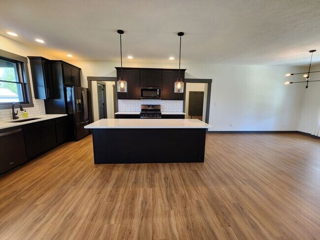 Foto del edificio - This beautifully designed open-concept hom...