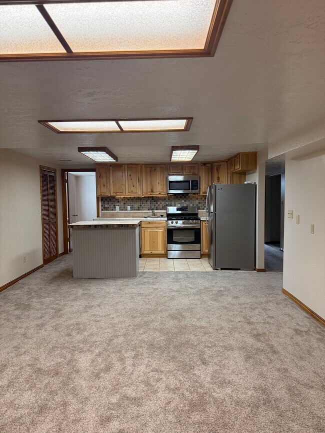 Building Photo - 486 Clover View Dr