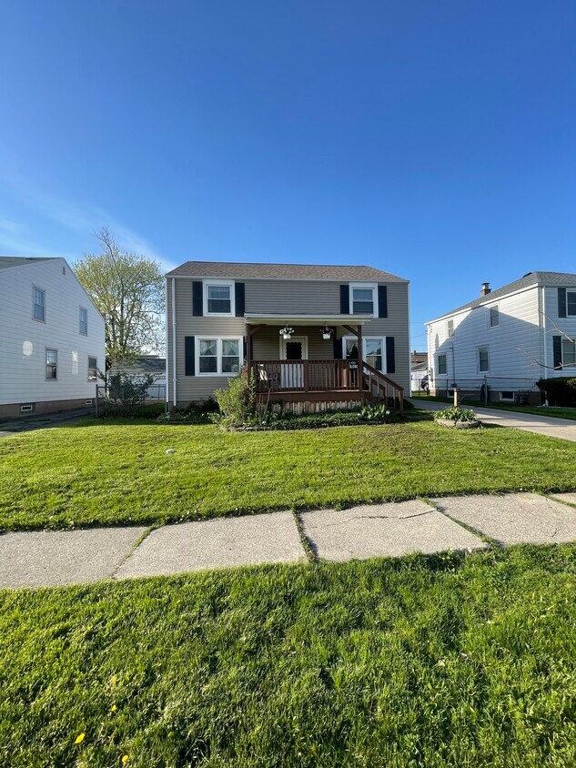 Primary Photo - 345 Shepard Ave