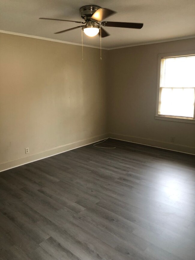 Building Photo - Charming 1 Bedroom