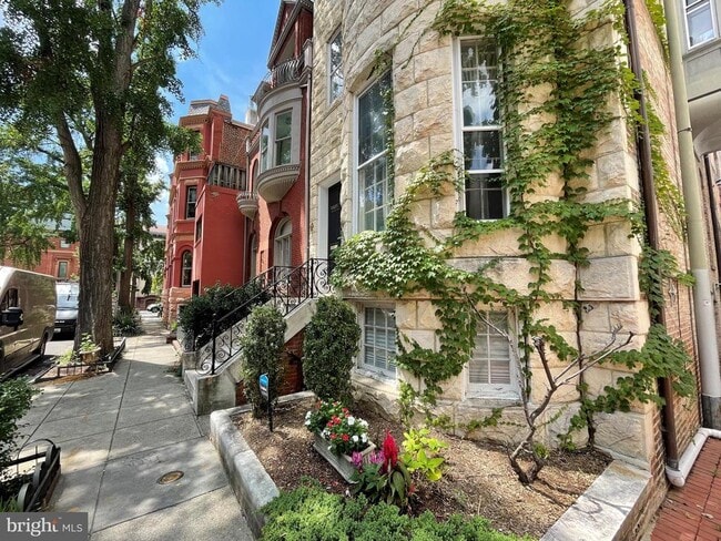 Building Photo - 2025 Hillyer Pl NW