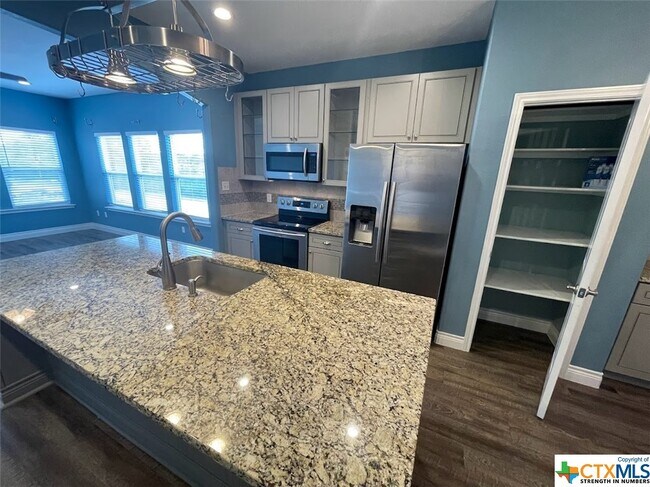 Building Photo - 1011 Alta Vista Ln