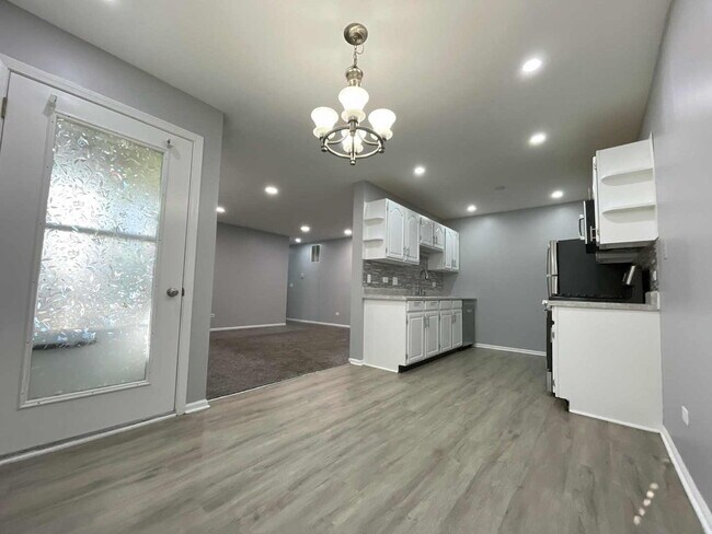 Foto del edificio - 690 Thorntree Ct