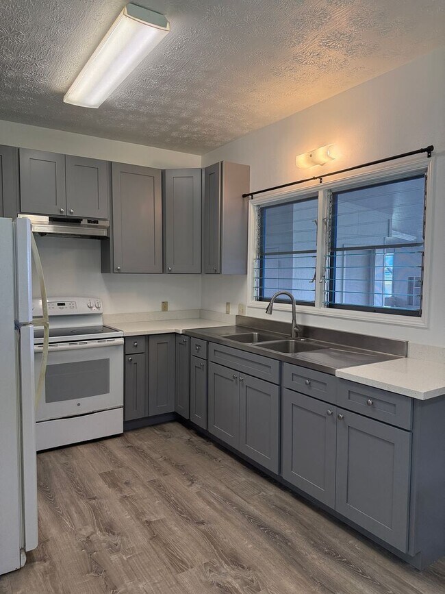 Foto del edificio - Updated Home near Pepe'ekeo Park!