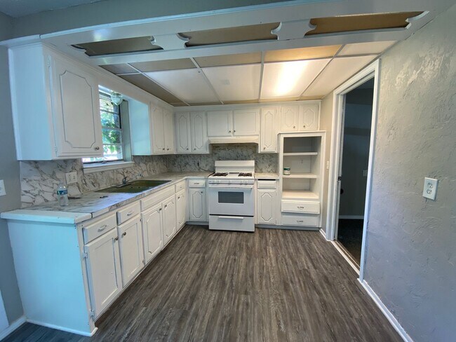 Building Photo - 4 Bedroom House Available now OKC