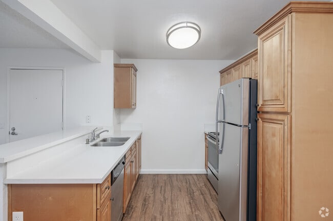 2BR, 2BA - 893SF - Kitchen - Camino Colony