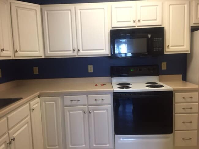 Building Photo - 3 bedroom, 2 1/2 bath townhome.