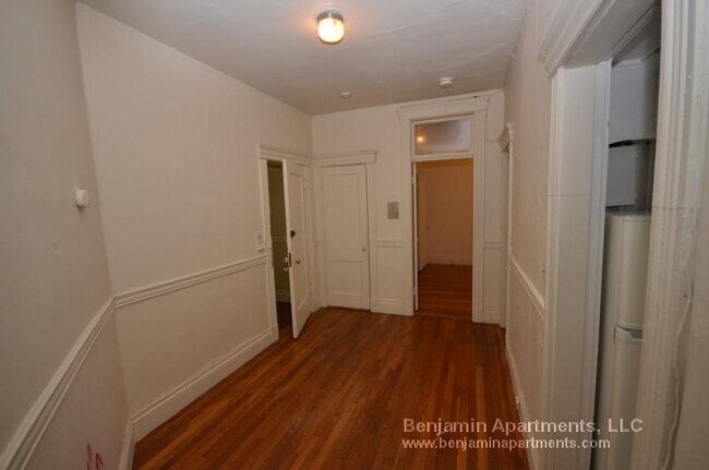 Foto del edificio - 1350 Comm.Ave. Unit 8