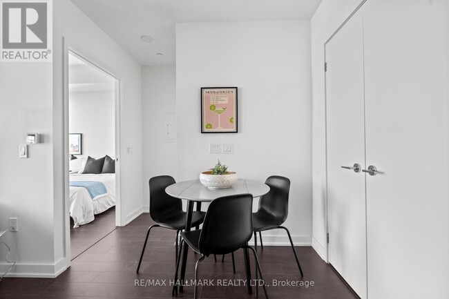 Building Photo - 238 Simcoe St