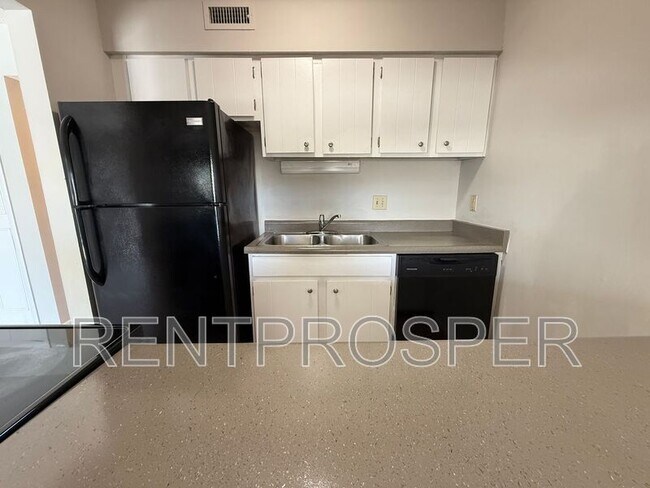 Foto del edificio - 5317 Curry Ford Rd